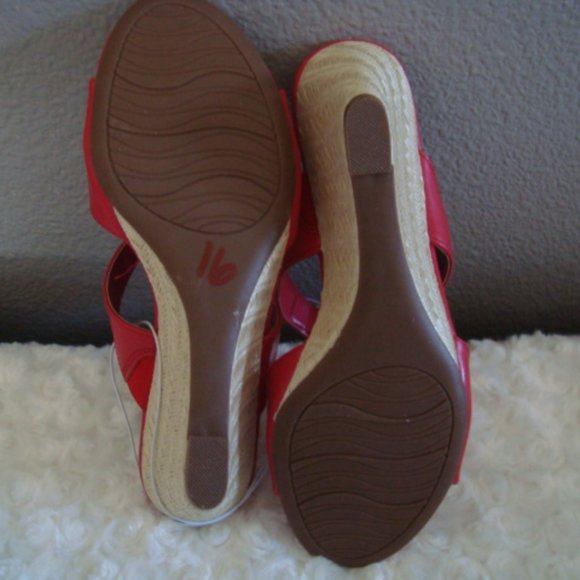 New Impo Red & Gold Wedge Slip On Shoes sz 5.5 - Picture 6 of 6